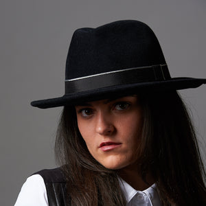Avery / Black
